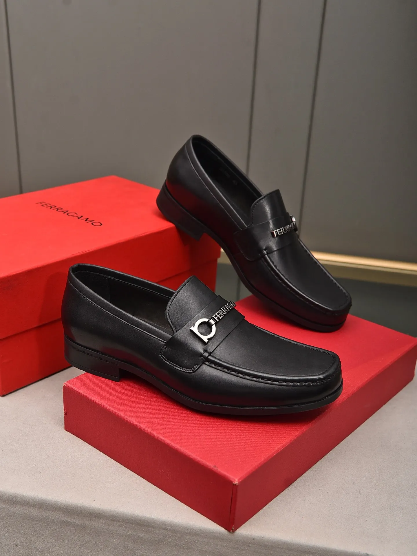 Men's shoes 💰: 460 [Original running volume and quality] Brand: Ferragamo (Ferragamo) Size: Men's size 38/44 (45 can be customized) Grade: Same style as the official website High-end quality men's shoes Material: Original first-layer calfskin Water-dyed cowhide lining Original outsole Style categories: Men's fashion formal business casual leather shoes Slip-on men's high-top series Young fashion European and American trends British style Casual matching Comfortable on the feet